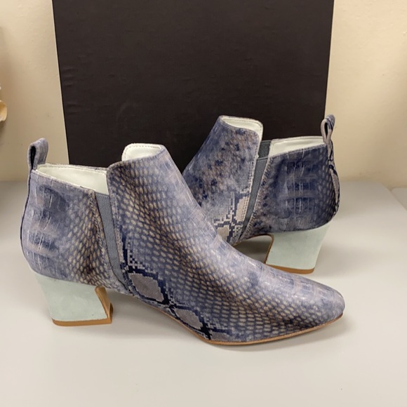 Beautiful Velvet booties by Miista Shoes - Picture 5 of 7